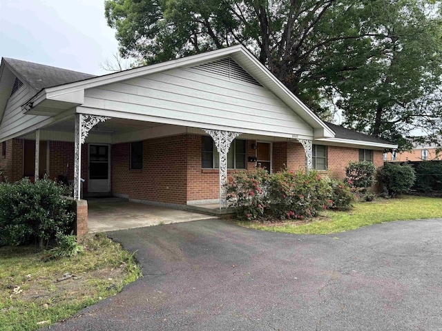 view of front of house featuring a carport