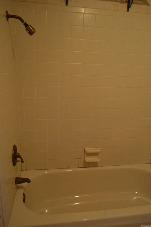 bathroom featuring tiled shower / bath