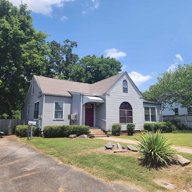 view of front of property featuring a front lawn