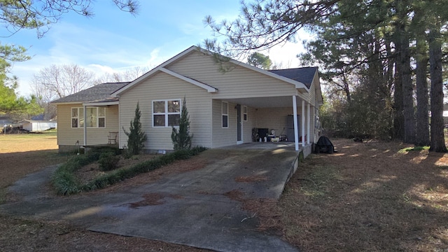 view of front facade featuring a carport