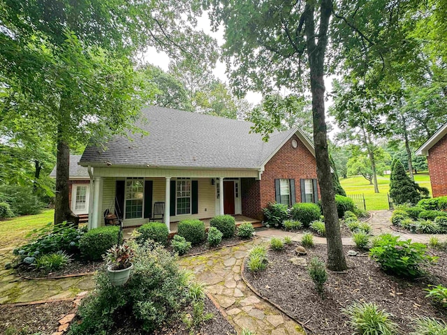 view of front facade featuring a porch and a front lawn