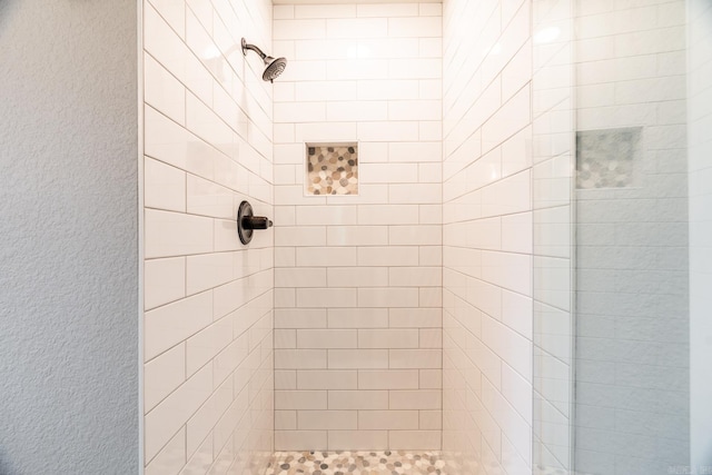 bathroom featuring a tile shower