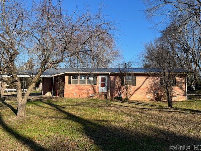 single story home with a front yard