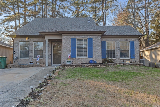 view of front of house featuring a front yard