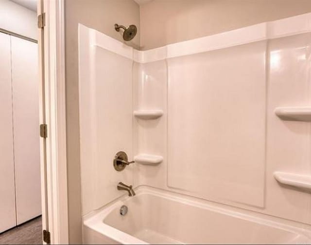 bathroom with bathtub / shower combination