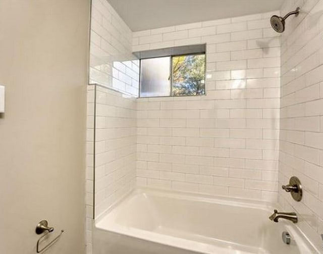 bathroom featuring tiled shower / bath combo