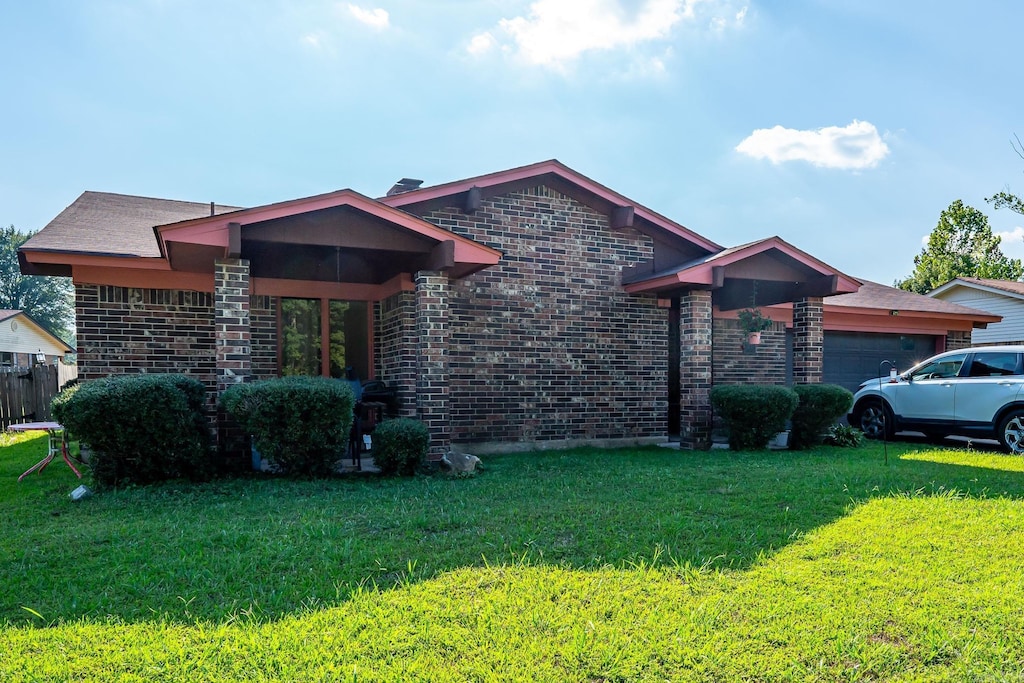 view of front of house featuring a front yard and a garage