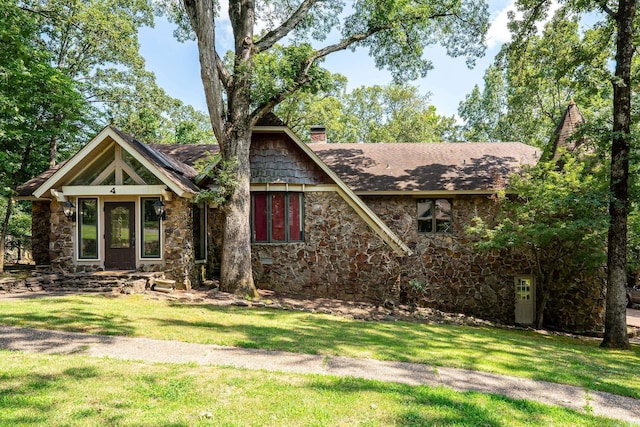 view of front of home featuring a front yard