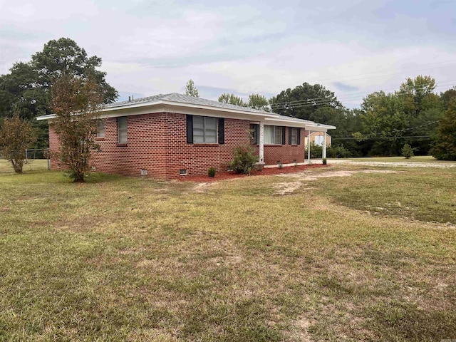 ranch-style home with a front yard