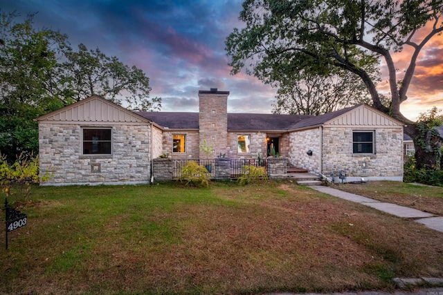 view of front of home featuring a lawn