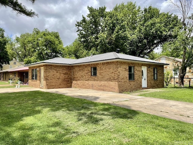 ranch-style home with a front yard