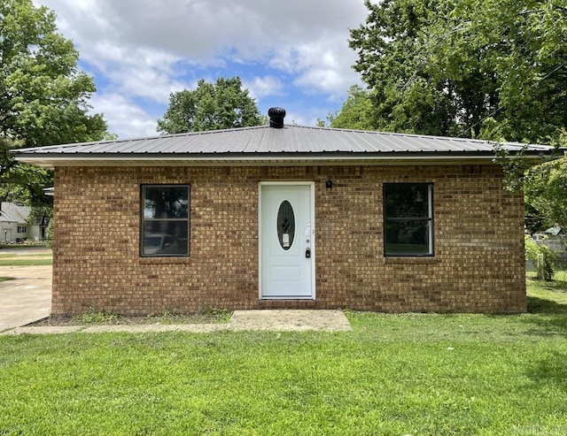 view of front of property featuring a front lawn