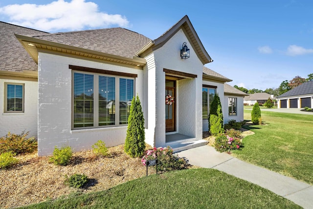 view of front of property featuring a front lawn