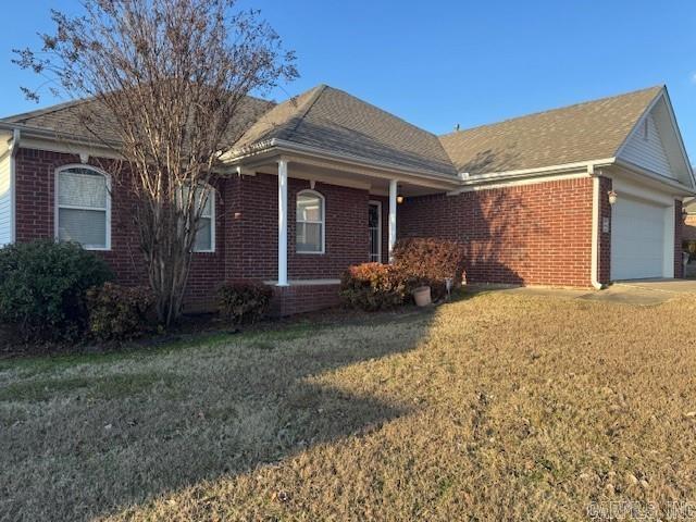 view of front of home featuring a front yard and a garage