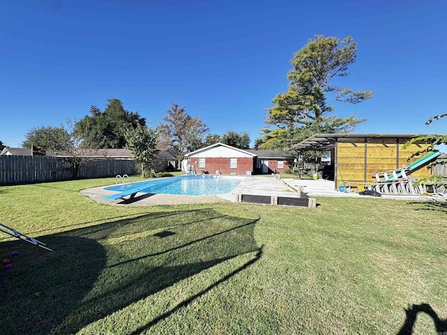 view of swimming pool with a yard