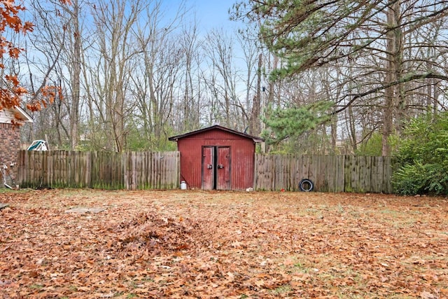 view of yard featuring a storage shed