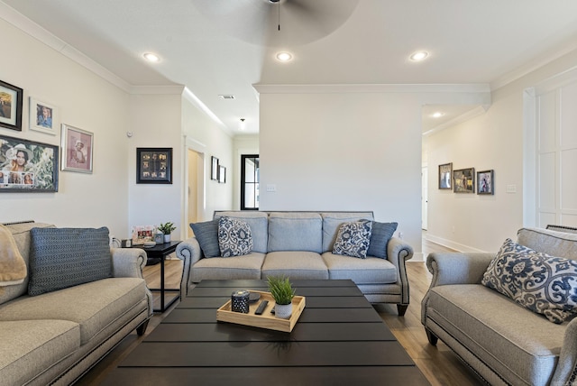 living room featuring baseboards, visible vents, ornamental molding, wood finished floors, and recessed lighting