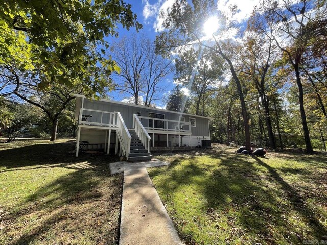 manufactured / mobile home with a front yard