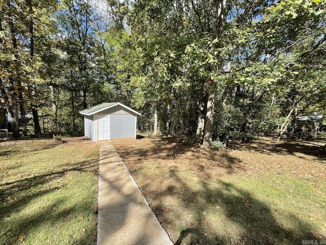 view of yard with a shed