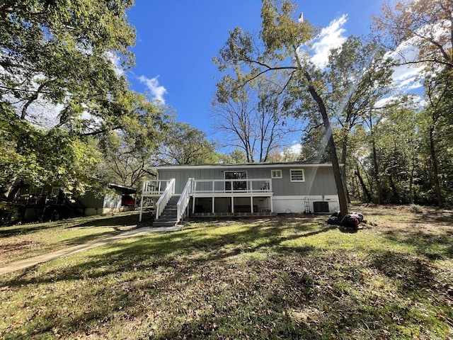 view of front facade featuring a front lawn