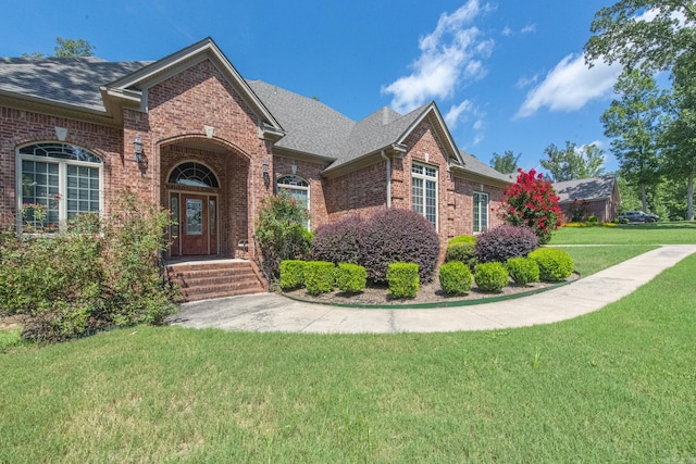 view of front facade featuring a front lawn