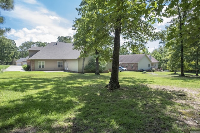 view of yard featuring a patio