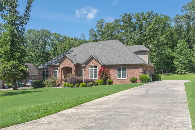 view of front facade featuring a front yard