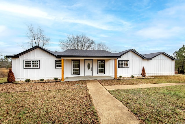 view of front facade featuring covered porch and a front yard