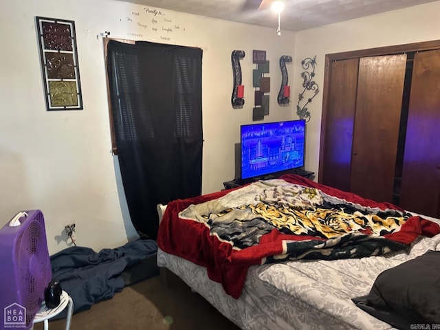 bedroom featuring ceiling fan and a closet