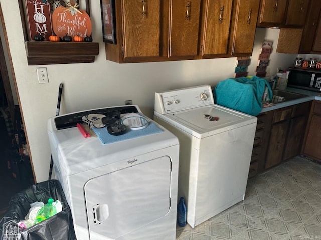 washroom featuring washing machine and clothes dryer