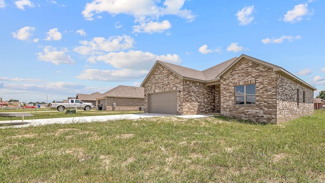 view of front of property featuring a garage and a front yard