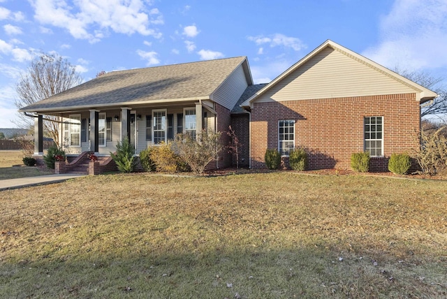 view of front facade featuring a porch and a front lawn