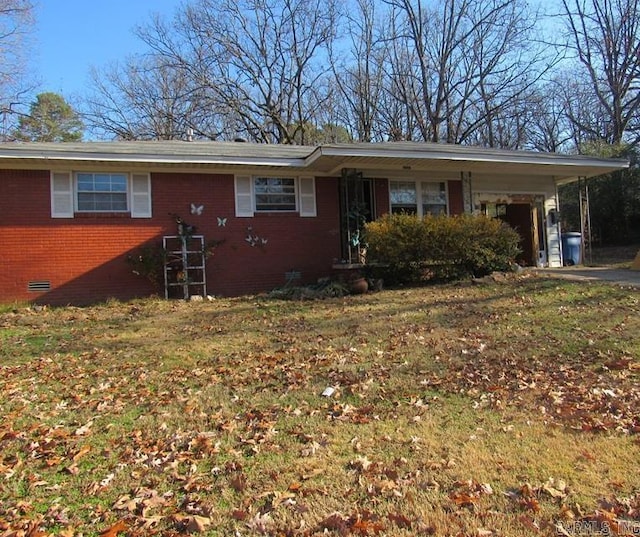 view of front facade featuring a front yard and a carport