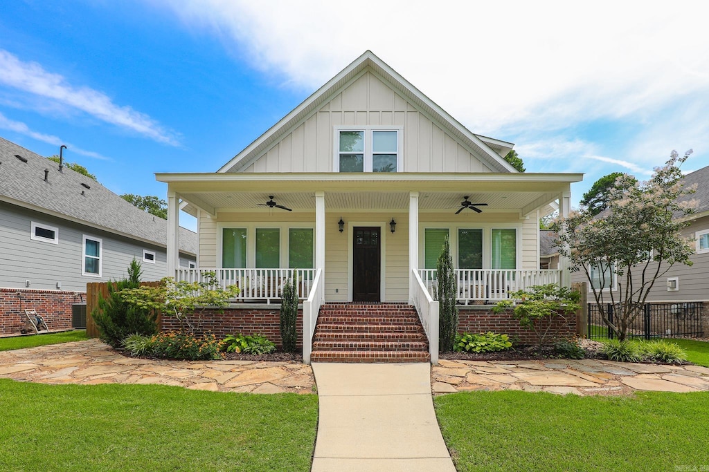 view of front of property with a porch, a front lawn, and ceiling fan