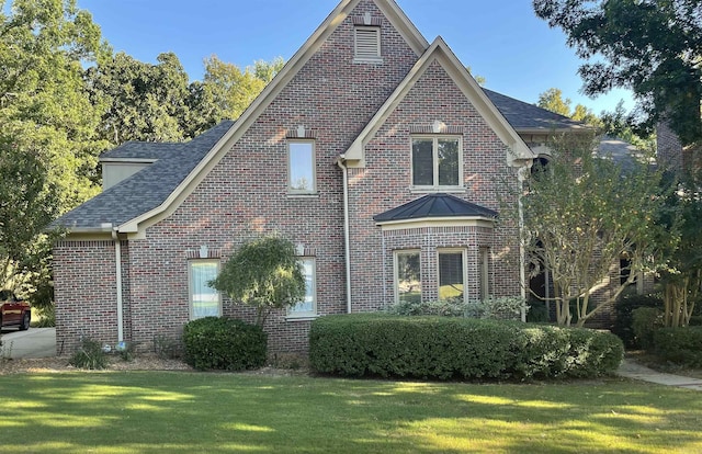 view of front facade featuring a front yard