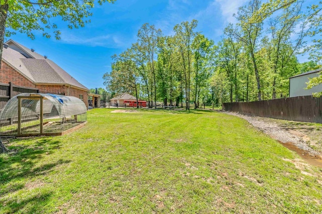 view of yard featuring an outbuilding