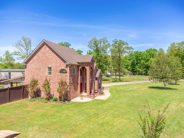 view of front of home featuring a front lawn