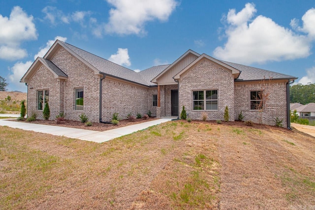 view of front of property featuring a front lawn