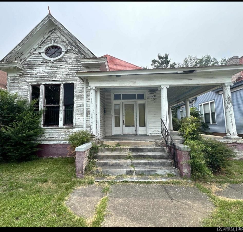 view of front of home with covered porch