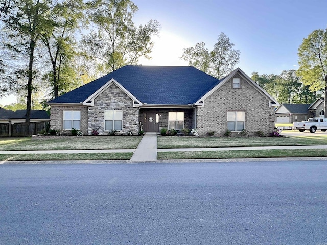 view of front of home featuring a front lawn