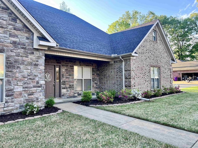 view of front of property with a front lawn