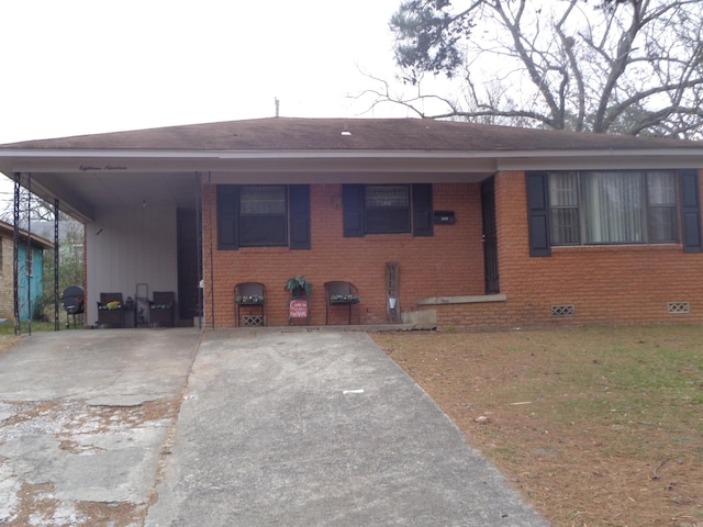 view of front of house with a front yard and a carport