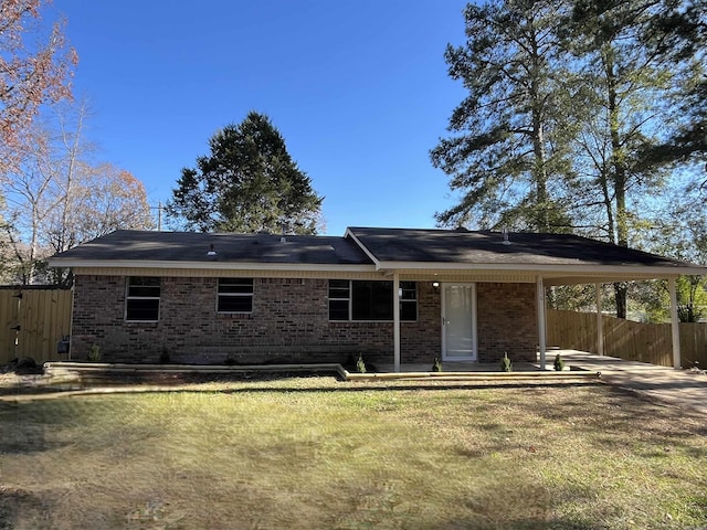 view of front of home featuring a front yard