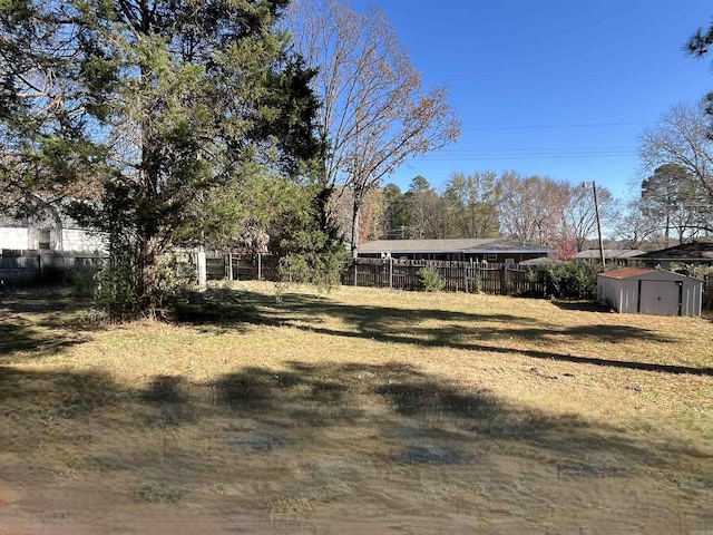 view of yard featuring a storage shed