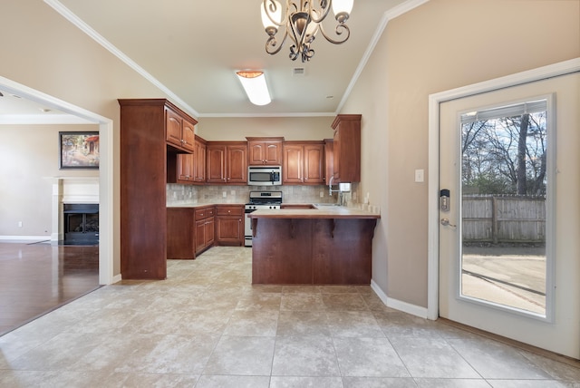 kitchen with backsplash, ornamental molding, a notable chandelier, kitchen peninsula, and stainless steel appliances