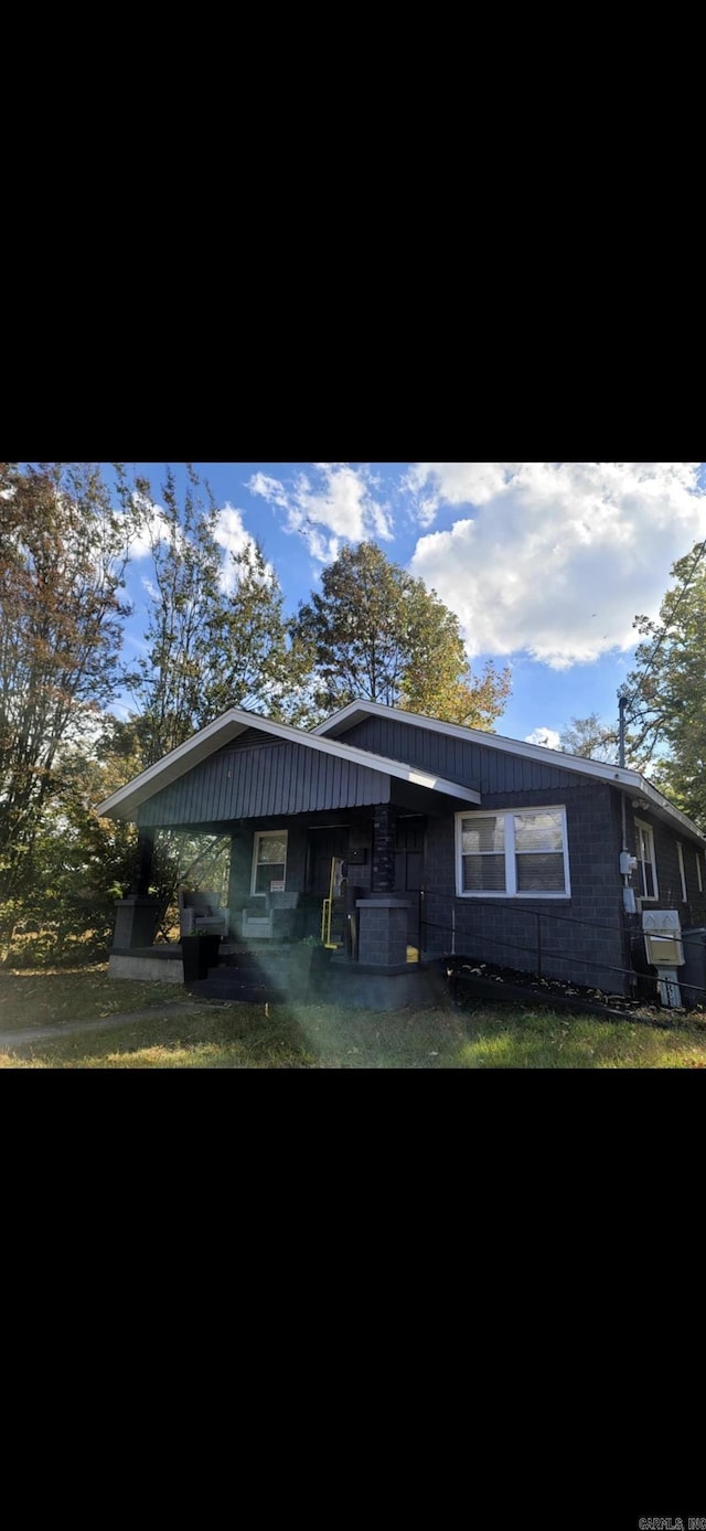 view of front facade featuring a front yard