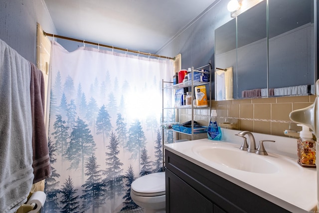 bathroom featuring a shower with shower curtain, toilet, decorative backsplash, vanity, and ornamental molding