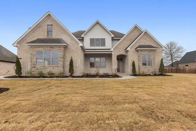 view of front facade featuring a front lawn