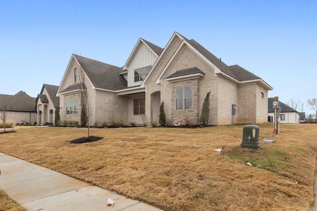 view of front of home featuring a front yard