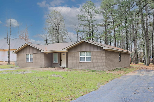 ranch-style house featuring a front lawn